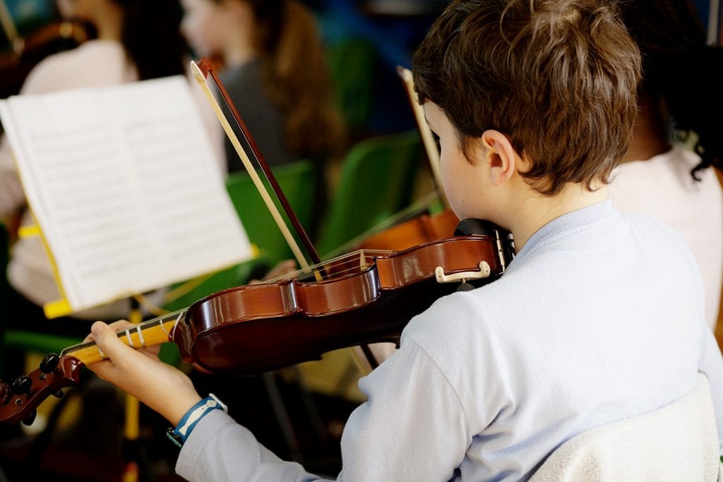 Young person playing the violin